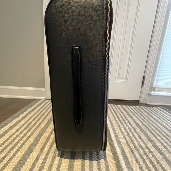 This is a Louis Vuitton travel bag black. - Picture 3 of 16